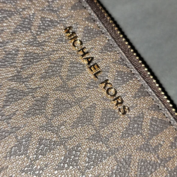 **SOLD**Michael Kors logo wallet - Picture 5 of 8